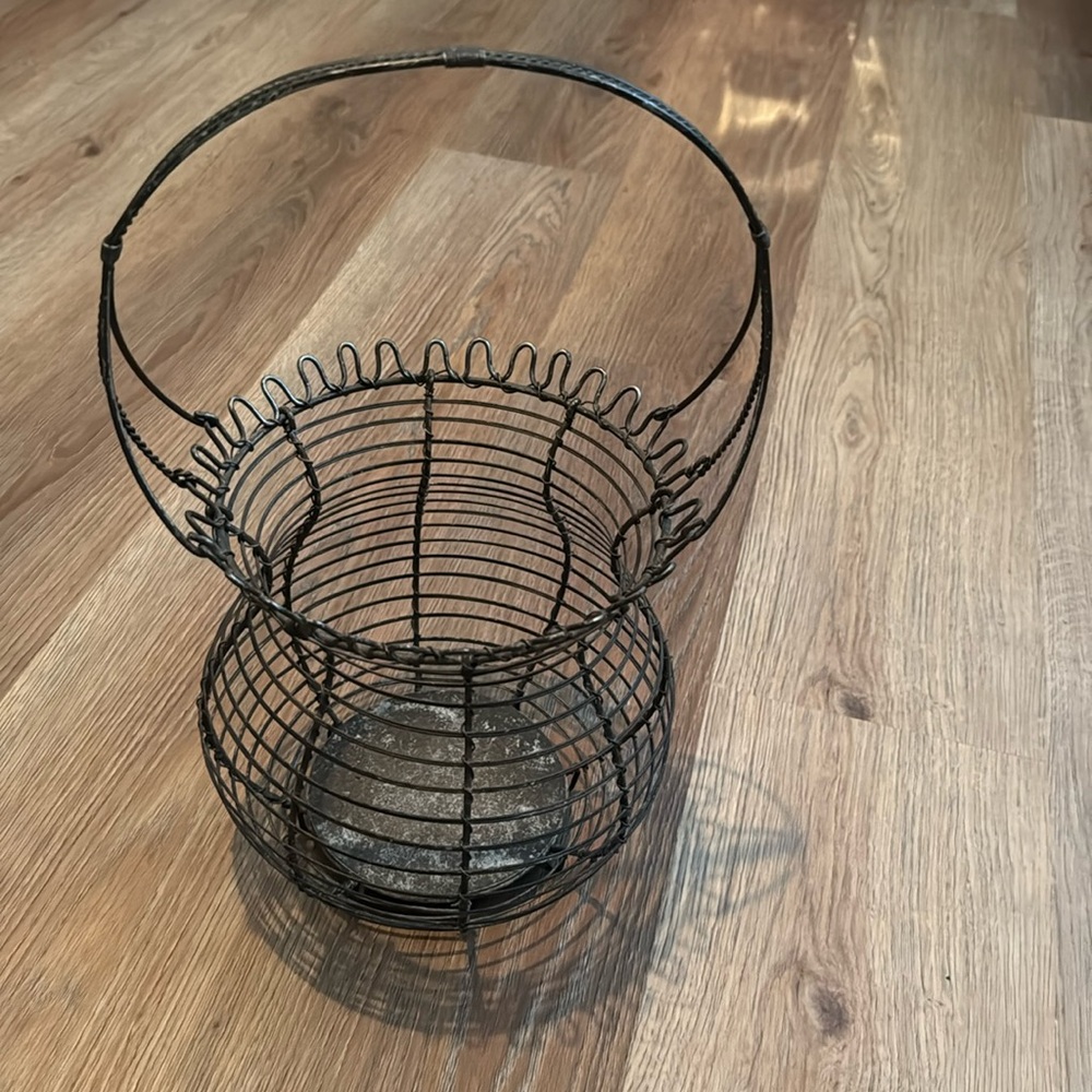 Lightweight wire basket